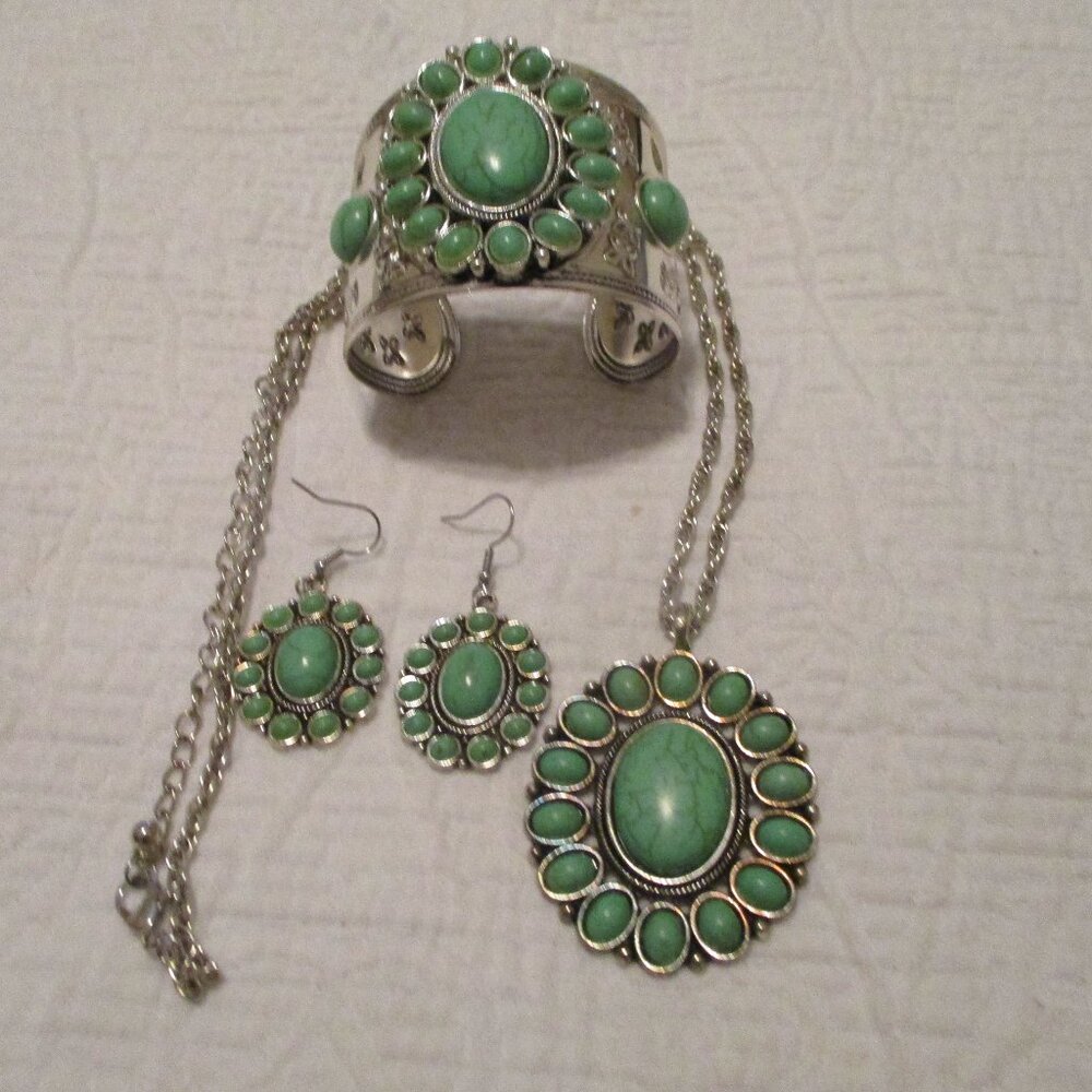 Beautiful Green Stone Jewelry Set